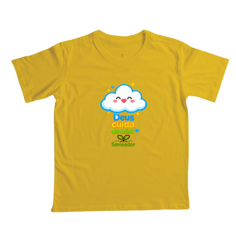 Camiseta infantil evangélica amarela com estampa Deus cuida de Mim