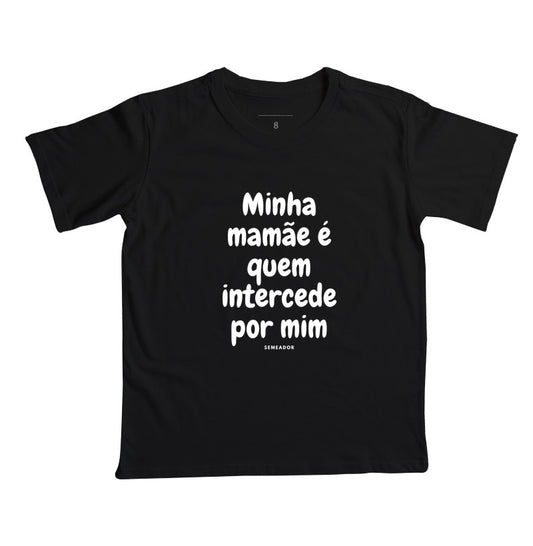 Camiseta infantil evangélica preta com estampa Minha mamãe é quem intercede por mim