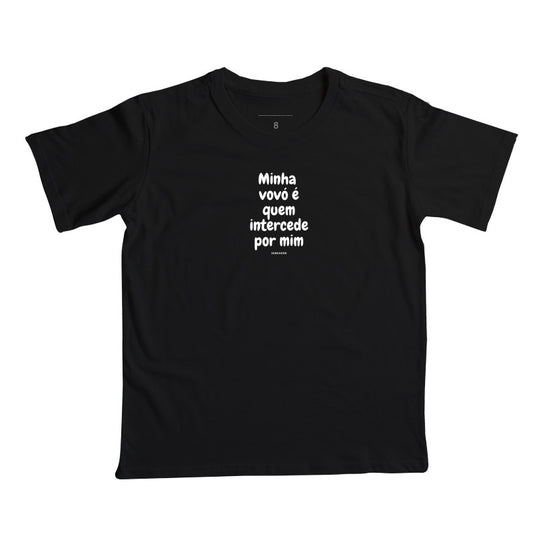 Camiseta infantil evangélica preta com estampa Minha vovó é quem intercede por mim