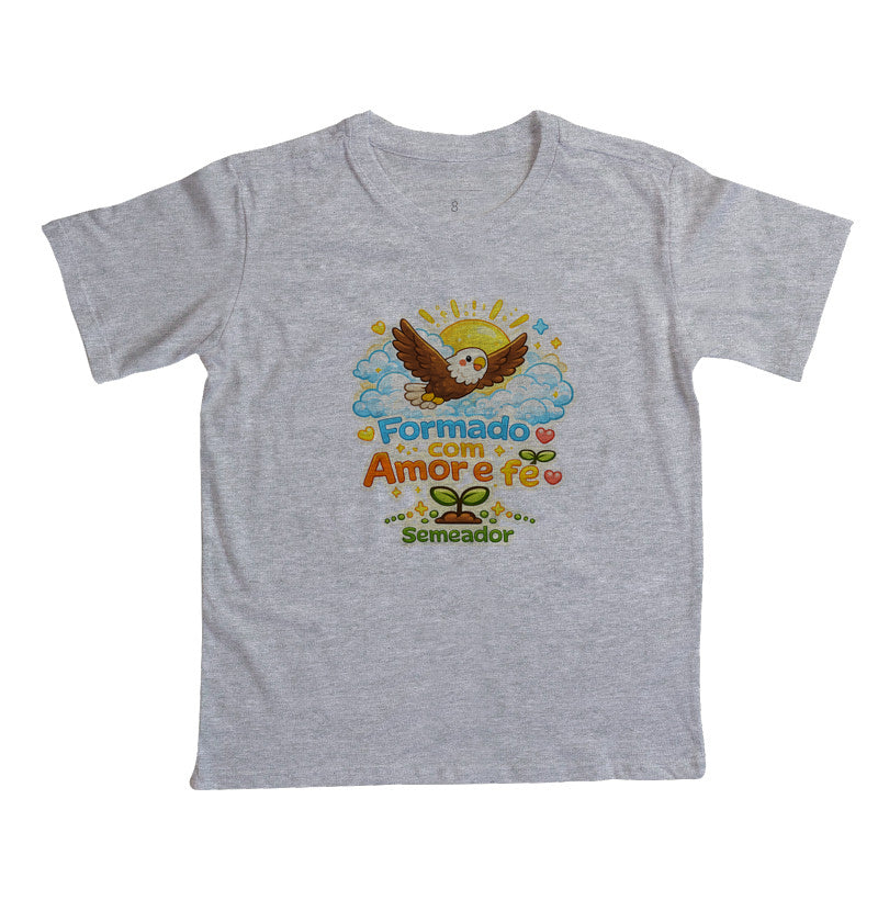 Camiseta infantil evangélica cinza com estampa Formado com Amor e Fé