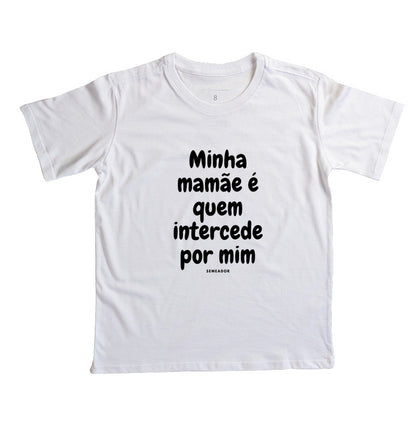 Camiseta infantil evangélica branca com estampa Minha mamãe é quem intercede por mim