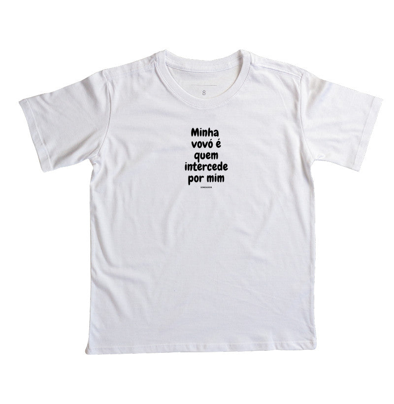 Camiseta infantil evangélica branca com estampa Minha vovó é quem intercede por mim