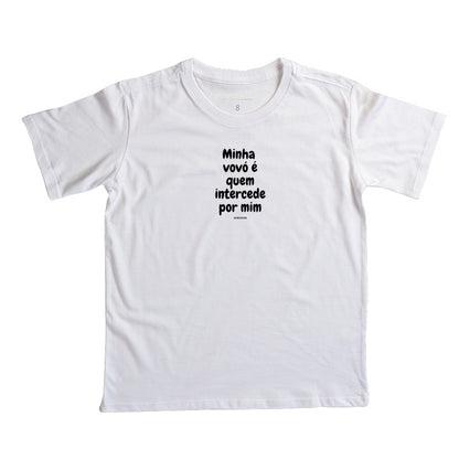 Camiseta infantil evangélica branca com estampa Minha vovó é quem intercede por mim