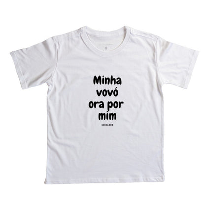 Camiseta infantil evangélica branca com estampa Minha vovó ora por mim